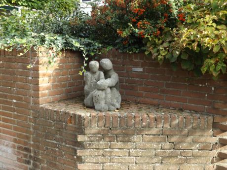 Twee zittende figuren